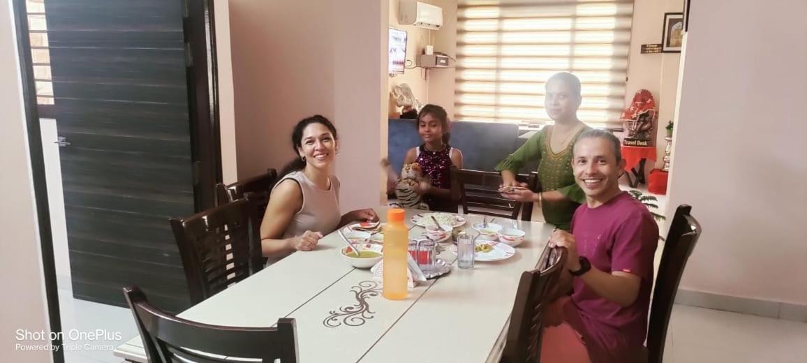 Shakti Villa Home Stay อัครา ภายนอก รูปภาพ
